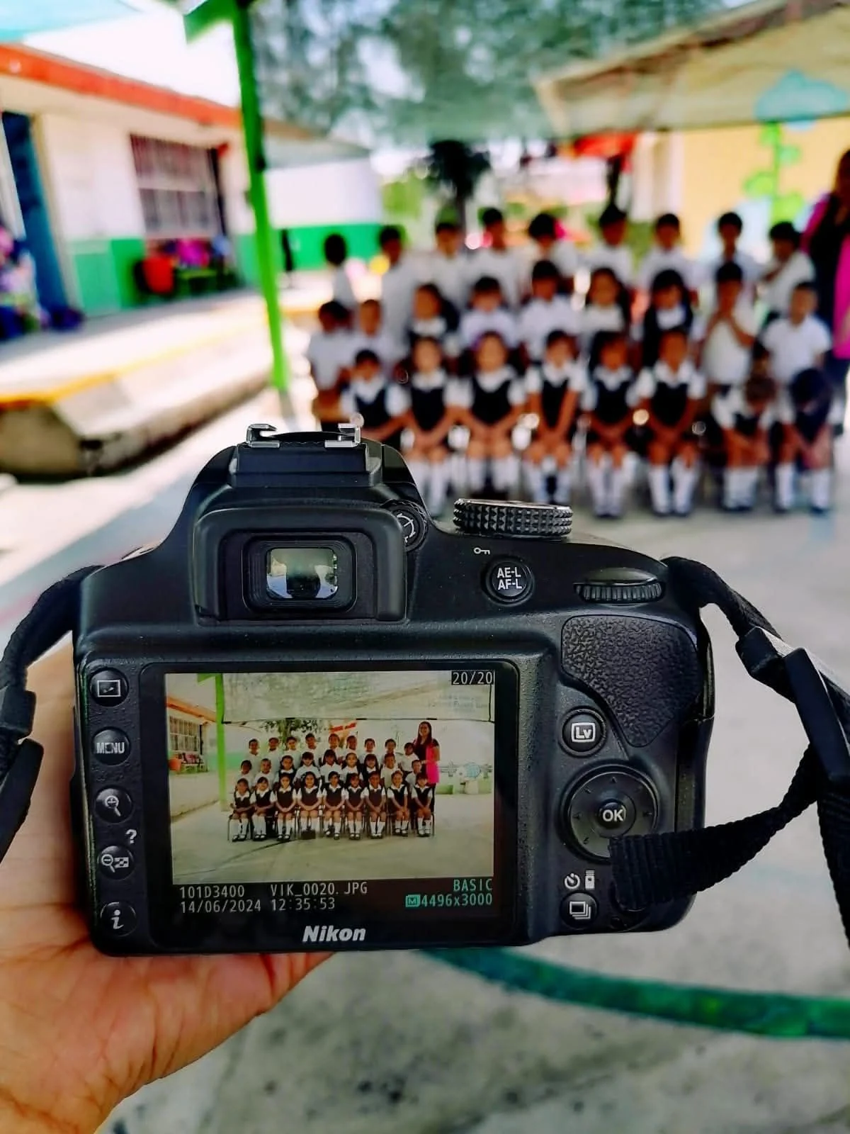 Cámara con fotografía escolar